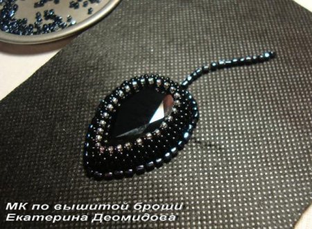 Броши из бисера: Мастер-класс плетения изделия “Черный Лебедь” от Екатерины Деомидовой в фото