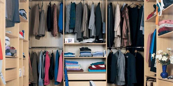 Как хранить вещи в шкафу правильно: платья, брюки, костюмы в фото