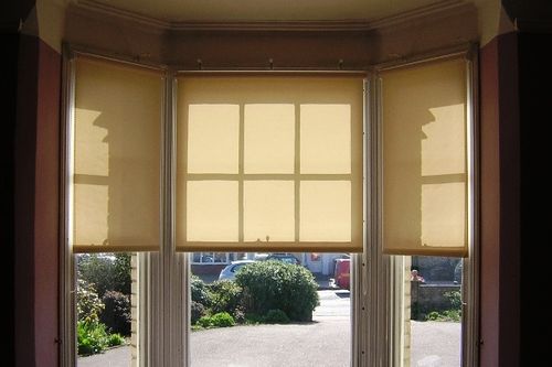 Как выбрать солнечные шторы на окна в фото