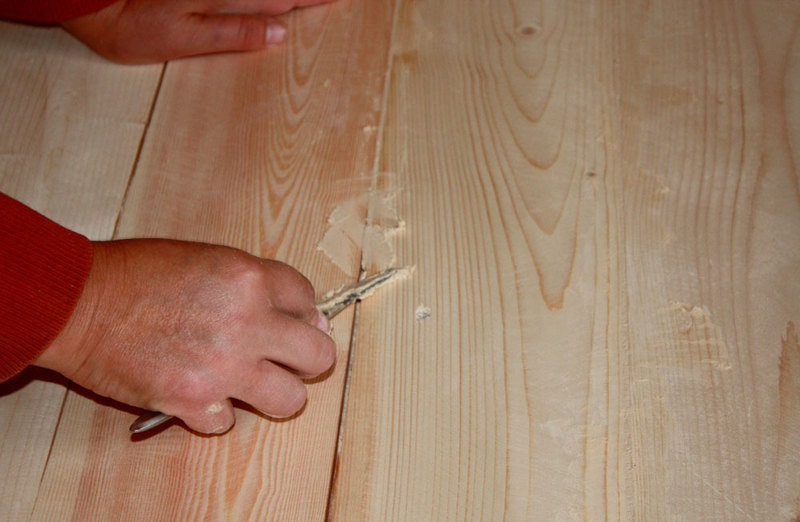 Делаем качественный деревянный пол с помощью шпаклевки в фото