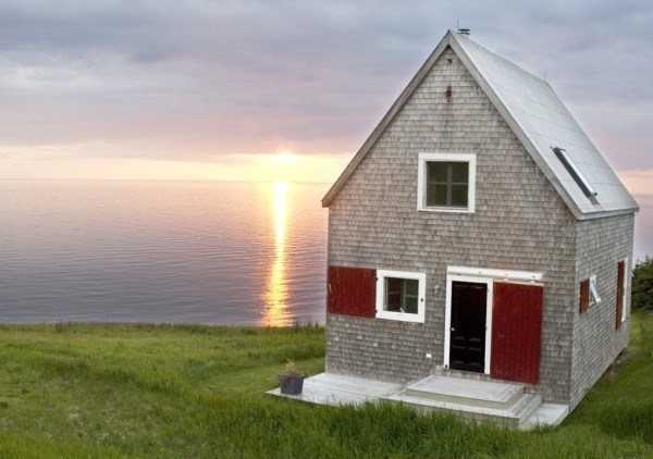 Небольшой домик на берегу моря на острове Кейп Бретон в фото