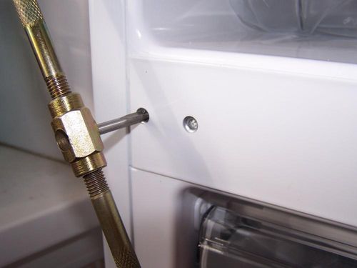 Как перевесить дверь холодильника: инструкция от мастера в фото