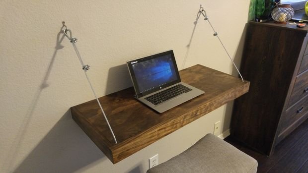 Подвесной столик для ноутбука в фото