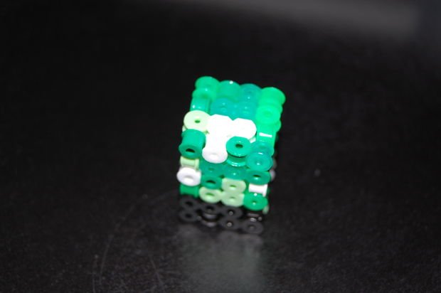 Криппер Minecraft из бисера своими руками в фото