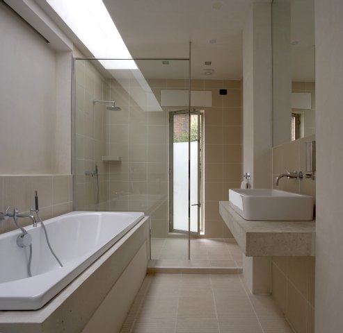 Ванная комната с душевой кабиной в фото