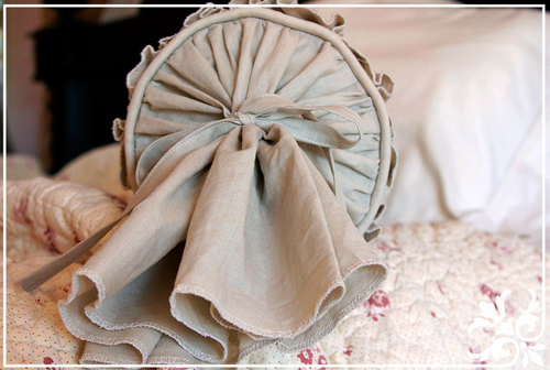 Декоративные подушки-валики своими руками в фото