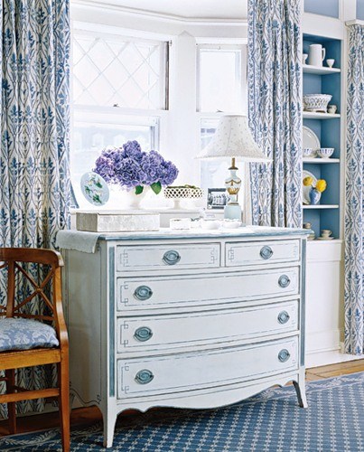 Бело-голубой декор в интерьере дома в фото