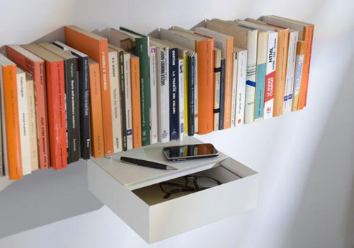 Невидимые полки для книг и дисков в фото