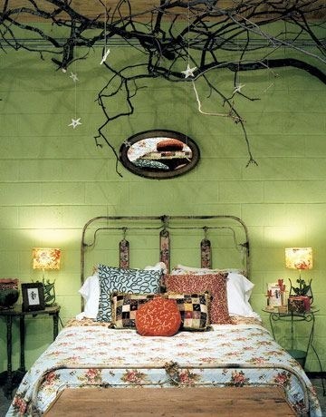 Интересная спальня в стиле фильма ужасов в фото