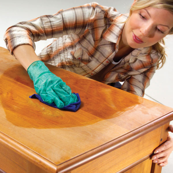 Обновляем деревянное покрытие мебели в фото