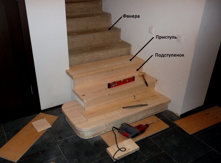 Самостоятельная обшивка бетонной лестницы деревом в фото
