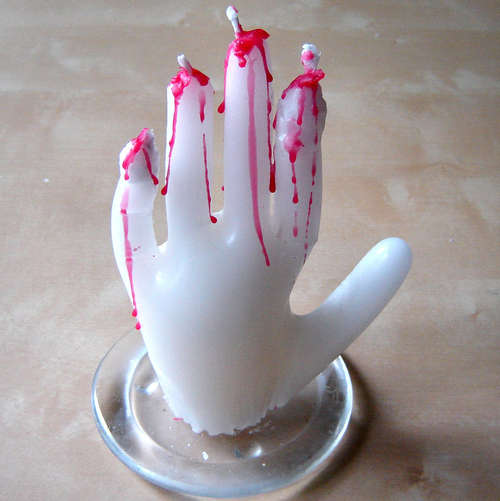 Свечи-руки на Хеллоуин в фото