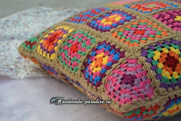Интерьерная подушка бабушкиными квадратами в фото