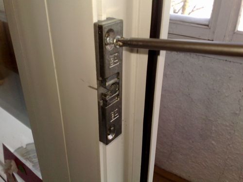 Как установить магнитную защелку на двери в фото
