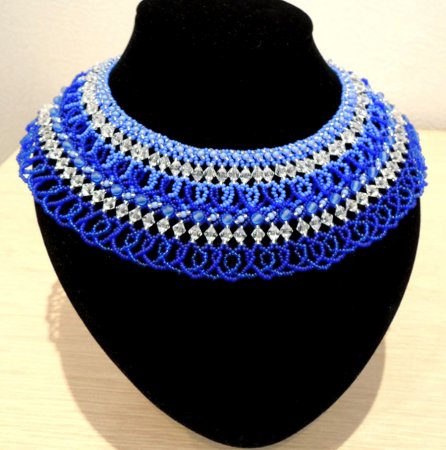 Схема плетения из бисера ожерелья «Happy» в фото