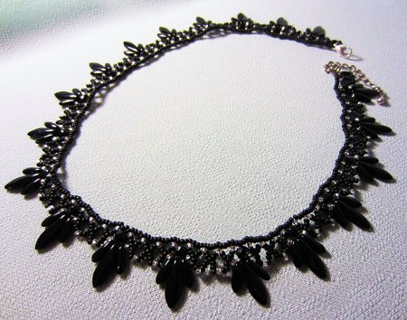 Схема плетения из бисера ожерелья «Raven» в фото
