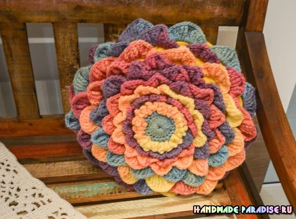 Интерьерная подушка-цветок из акриловой пряжи в фото