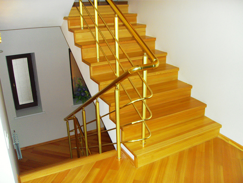 Самостоятельная обшивка бетонной лестницы деревом в фото
