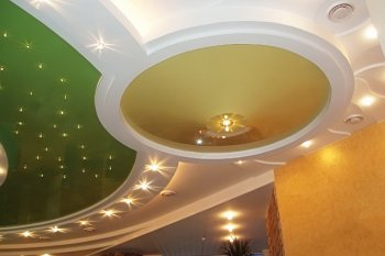 Установка точечных светильников в гипсокартонный потолок в фото