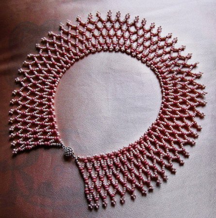 Схема плетения из бисера ожерелья «Pembe» в фото