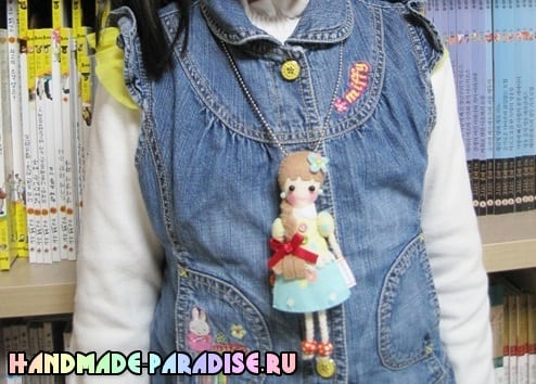 Куколка из фетра — детский кулон своими руками в фото