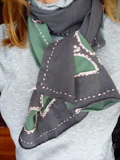 Как сделать интересный шарф из футболки? в фото