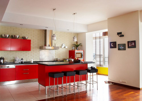 Красные кухни по-прежнему в моде в фото