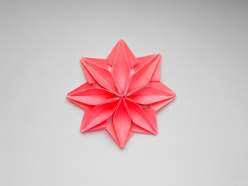 Оригами поделка для декорирования подарков в виде цветка в фото
