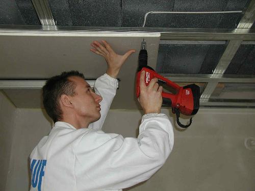 Как сделать подвесной потолок из гипсокартона в гостиной в фото