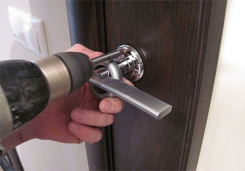 Ремонт дверной ручки входной или межкомнатной двери в фото