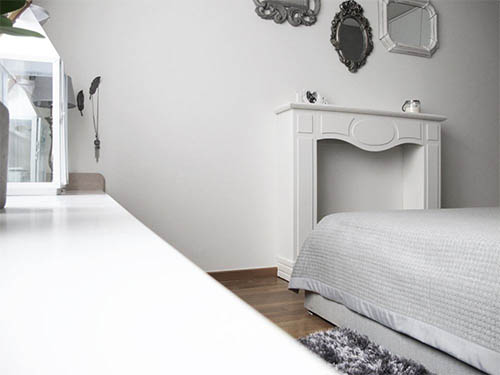Идея для спальни: минимализм с оттенком романтики в фото