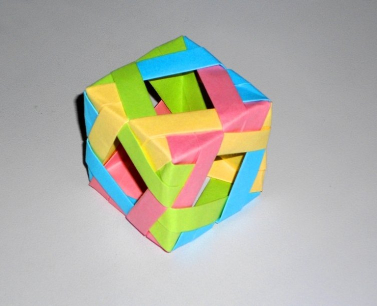 ​Оригами куб или бумажный кубик в фото