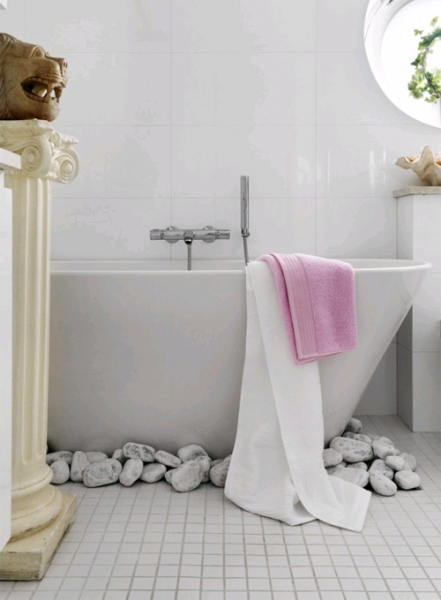 Стильная ванная комната с необычным декором в фото