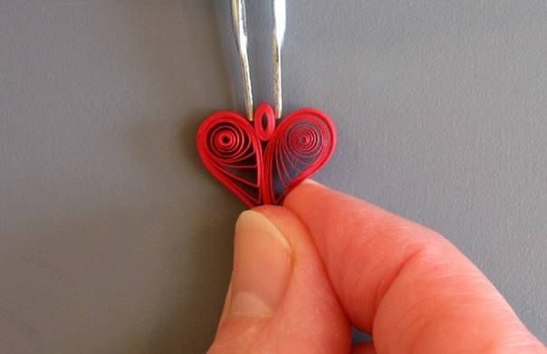 Кулон в виде сердца в технике квилинг в фото