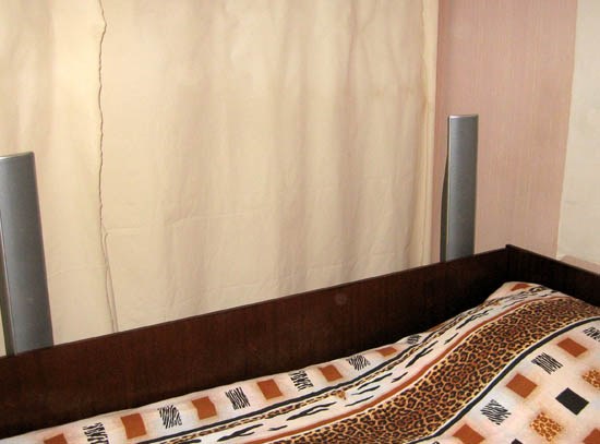 Маленькая спальня в проходной комнате — как сделать полог альков для кровати в фото