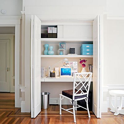 Домашний офис в шкафу — рабочий стол не занимающий много места в фото