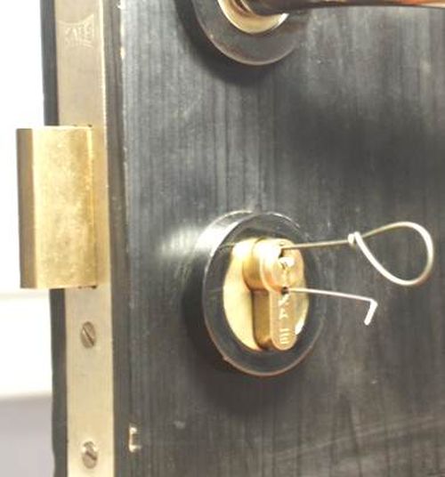 Как открыть дверь, если сломался ключ или замок в фото