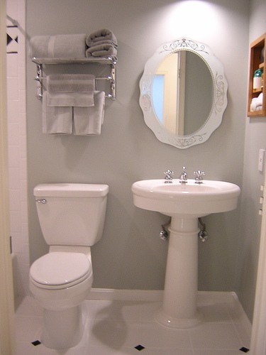 Интерьер маленькой ванной комнаты в фото