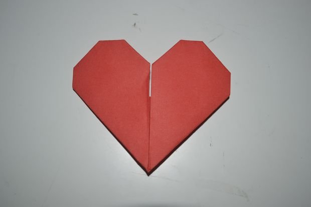 Закладка оригами в форме сердца в фото