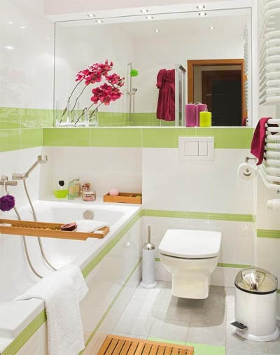 Небольшая ванная комната в бело-зеленых тонах в фото
