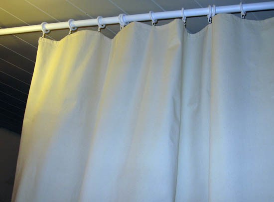 Маленькая спальня в проходной комнате — как сделать полог альков для кровати в фото