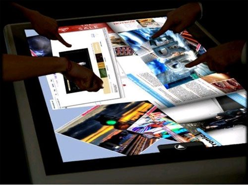 Журнальный столик с сенсорным экраном в фото