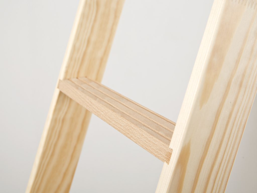Изготовление деревянной приставной лестницы: расчет и инструкция по самостоятельной сборке в фото