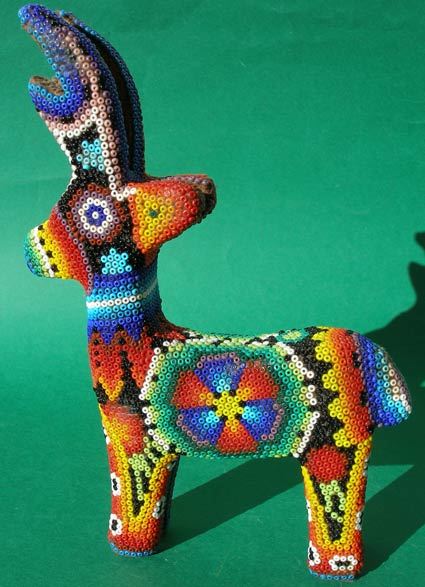 Мексиканские ремесла — фигурки украшенные бисером в фото
