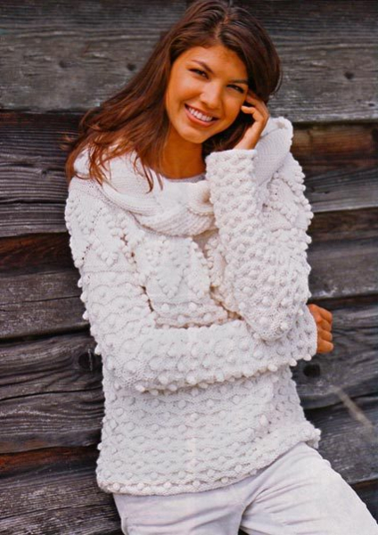 Вяжем светлый зимний пуловер спицами в фото