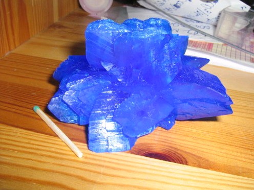 Сувенир из кристалла, выращеного в домашних условиях в фото