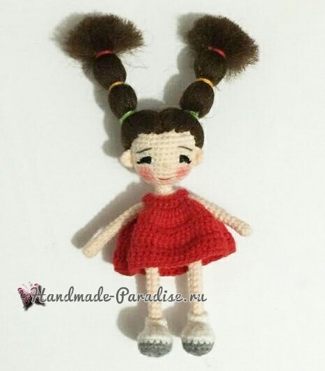 Куколка амигуруми с длинными волосами в фото