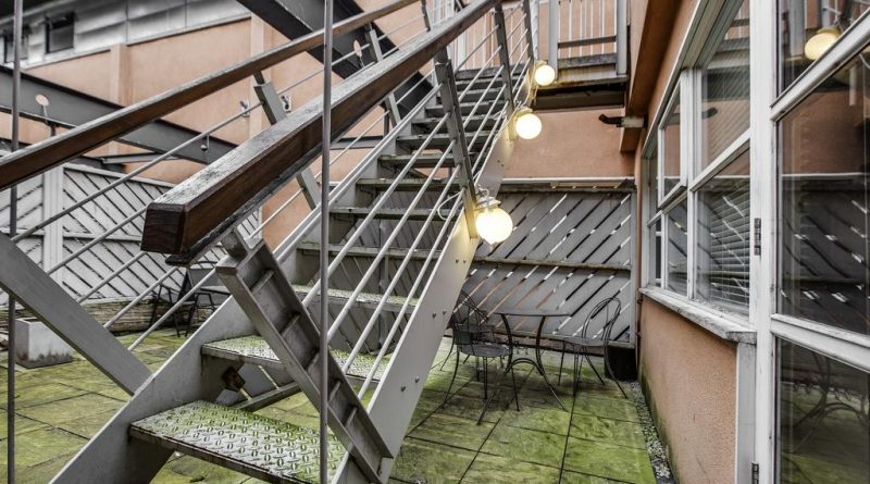 Виды уличных лестниц по конструктивным особенностям и материалу (преимущества и назначение) в фото