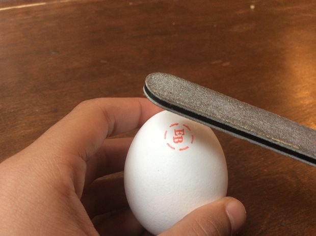 Как быстро раскрасить пасхальные яйца в фото
