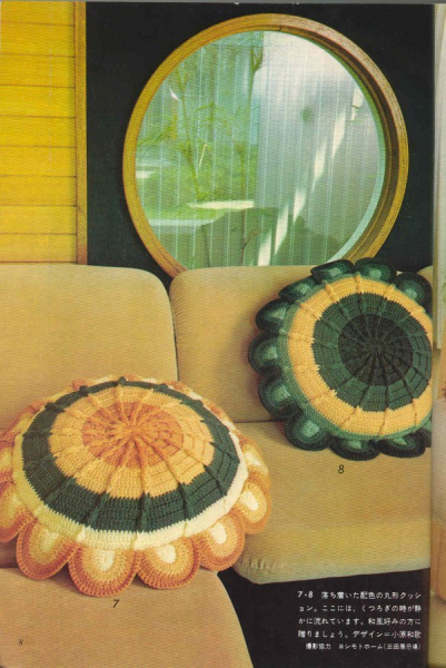 Вязанная диванная подушка крючком и схема к ней в фото
